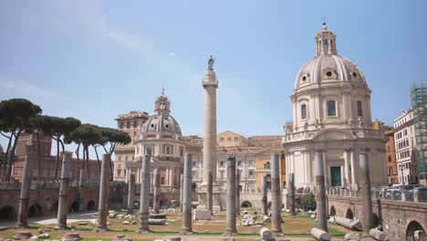 Foro-De-Cesar,-Roma,-Italia,-Templo,-Pilares,-Día