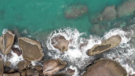 Aerial-view-of-ocean-waves-crashing-on-the-rocks-1