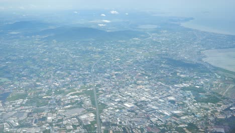 Vista-Aérea-De-La-Ciudad-A-Lo-Largo-De-La-Costa,-Tailandia-1