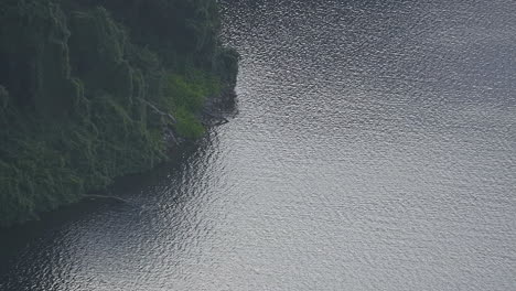 Lake-Challa-Ist-Ein-Wunderschöner-Kleiner-See,-Der-An-Der-Grenze-Zwischen-Kenia-Und-Tansania-Liegt