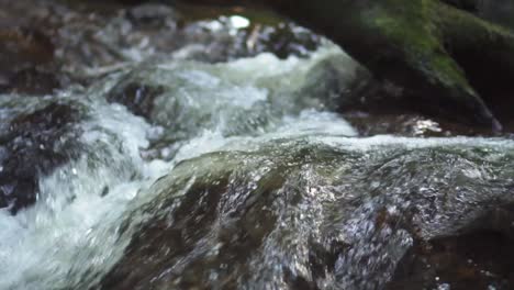 Folgen-Sie-Der-Aufnahme-Von-Wasser,-Das-In-Zeitlupe-über-Felsen-Am-Wasserfall-Fließt