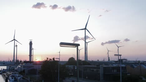Schöner-Sonnenuntergang-Mit-Windkraftanlagen-Im-Hintergrund