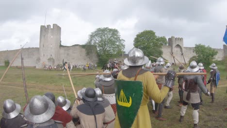 Batalla-De-Visby-Caballeros-Luchando-Espadas-Medievales-Arqueros-Caballos-Matanza-Grito-De-Batalla-Paredes-Del-Castillo
