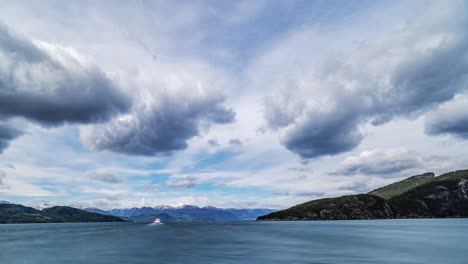 Nubes-Que-Pasan-Por-Encima-Del-Fiordo-Hardangerfjord
