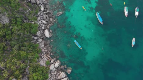 Luftaufnahme-Von-Geparkten-Booten-An-Der-Rock-Bay,-Koh-Tao,-Thailand-2