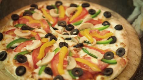 Primer-Plano-De-Mostrar-Una-Deliciosa-Pizza-Girando-A-Mano