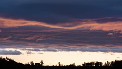 Dunkelvioletter-Sonnenuntergang,-Mit-Stürmischen-Wolken,-Die-Oben-Auftauchen