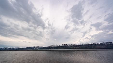Wolken-Fliegen-über-Den-Eisigen-See