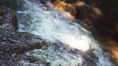 Nahaufnahme-Von-Wasser,-Das-In-Zeitlupe-Durch-Den-See-Am-Wasserfall-Fließt