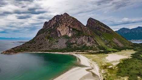 Una-Agradable-Velada-En-La-Playa-De-Bosanden-En-La-Isla-De-Engeloya,-Al-Norte-De-Noruega