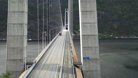 Traffic-on-the-Hardanger-bridge
