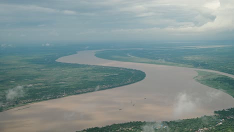 Vista-Aérea-Del-Hermoso-Río,-Las-Nubes-Y-La-Tierra-1