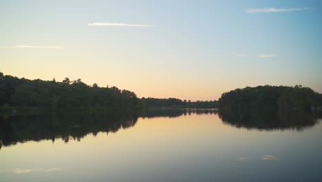 Ruhiger,-Malerischer-Fluss-Während-Eines-Sonnenuntergangs-An-Einem-Ruhigen,-Friedlichen-Abend