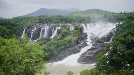 Überlaufende-Barachukki-Wasserfälle-In-Indien
