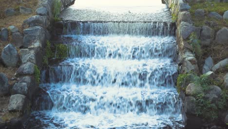 Wasser,-Das-Vom-Fluss-Auf-Die-Felsigen-Stufen-Des-Wasserfalls-Herunterläuft