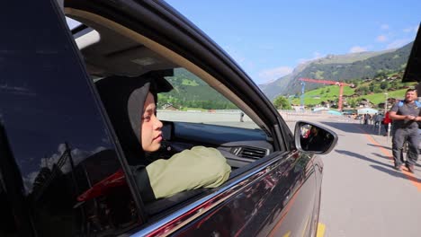 Hijab-frau,-Die-Morgens-In-Der-Schweiz-Aus-Dem-Autofenster-Schaut