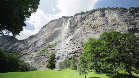 Atemberaubender-Wasserfall-In-Der-Stadt-In-Der-Schweiz-Mit-Filmischer-Enthüllungsbewegung
