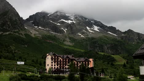 Cold-morning-mountain-pass,-Hotel-at-the-base-of-a-mountain