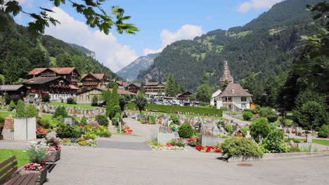 Schönes-Grab-Zwischen-Berg-Mit-Kirche-In-Der-Schweiz-In-Filmischer-Schiebebewegung