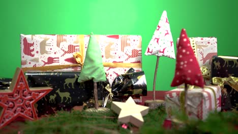 Weihnachtsdekoration-Rot-Grün-Fröhlicher-Weihnachtsbaum-Zweige-Sterne-Präsentiert-Vintage-Dolly-Heraus-Kommen-In-Den-Fokus