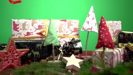 Weihnachtsdekoration-Rot-Grün-Fröhlicher-Weihnachtsbaum-Zweige-Sterne-Präsentiert-Vintage-Dolly-Out-Withtext