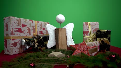 Weihnachtsdekoration-Rot-Grün-Fröhlich-Weihnachtsbaum-Zweige-Sterne-Präsentiert-Vintage-Weißer-Engel-Handgefertigt-Jesus-Kind-Holzarbeit-Dolly-In