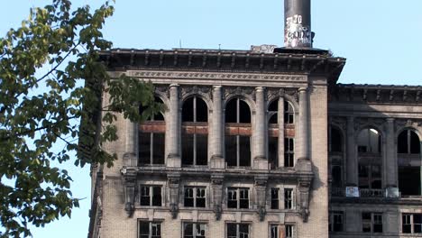 Top-of-left-wing-of-rotten-Michigan-Central-Station-in-sunshine-in-2009,-Detroit,-USA