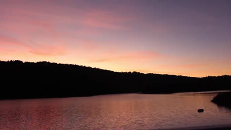 Sonnenuntergang-über-Den-Bergen-Und-Dem-Fluss-In-Nordkalifornien