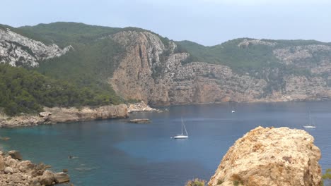 Blick-Von-Oben-Auf-Die-Cala-Albarca-Der-Insel-Ibiza-Spanien