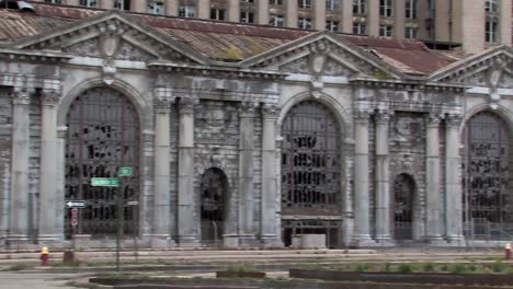 Pan-shot-of-front-of-of-Michigan-Central-Station-in-Detroit,-Michigan,-USA