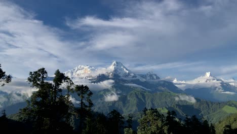 Zeitraffer-Von-Annapurna-South-Und-Der-Bergkette-Mit-Sich-Bewegenden-Wolken