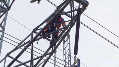 Elektriker-Klettert-Auf-Strommasten,-Um-Stromleitungen-Zu-Installieren-Und-Zu-Reparieren