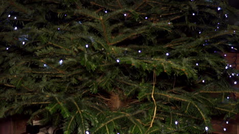 Neigen-Sie-Den-Weihnachtsbaum-Mit-LED-Lichterketten-Nach-Unten
