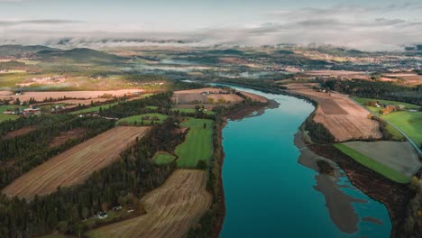 Luftaufnahme-Der-Ländlichen-Landschaft-Am-Ufer-Des-Flusses-Namsen,-Trondelag,-Norwegen
