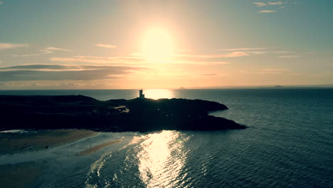 4k-Silhouette-Eines-Leuchtturms-An-Der-Küste-Von-Schottland