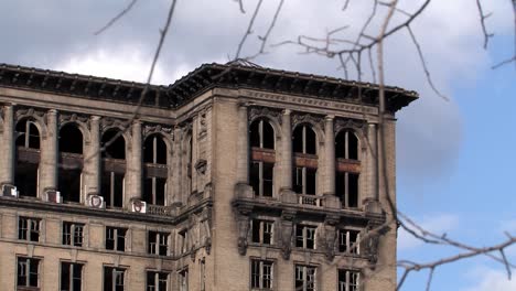 Top-of-right-wing-of-rotten-Michigan-Central-Station-in-sunshine-in-2009,-Detroit,-USA