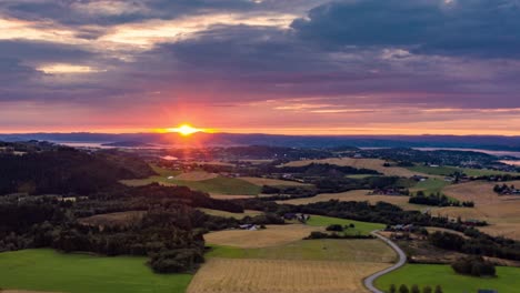 Ein-Wunderschöner-Sonnenuntergang-über-Der-Idyllischen-Ländlichen-Landschaft-In-Nordnorwegen