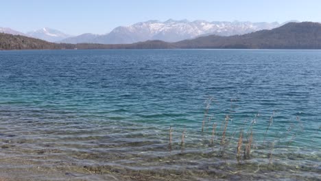Zeitraffer-Des-Rara-Sees-Mit-Drei-Verschiedenen-Farbschattierungen-Mit-Schneebedeckten-Bergen-Im-Hintergrund