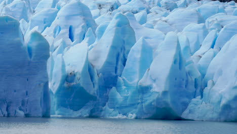 Glaciar-Azul-Derritiéndose-En-Lago-Gris,-Cámara-Lenta