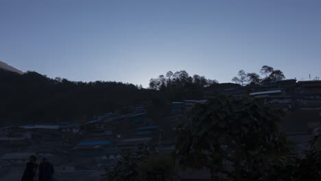 Morgenzeitraffer-Einer-Sonne,-Die-über-Einer-Hügelkuppe-Aufgeht-Und-Das-Bhujung-Dorf-Darunter-Enthüllt