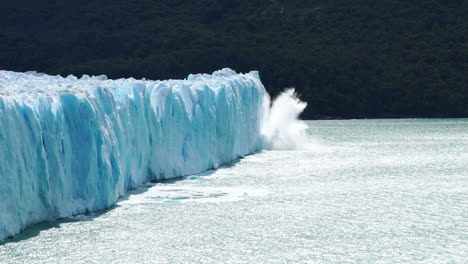 Glaciar-Que-Se-Derrite,-Iceberg-Que-Se-Rompe-En-El-Agua,-Acercamiento,-Cámara-Lenta