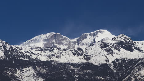 Timelapse-Matutino-De-Un-Pico-De-Montaña-Cubierto-De-Nieve-Del-Pueblo-De-Bhujung,-Lamjung,-Nepal