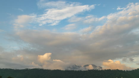 Tageszeitraffer-Der-Wolkenbewegung-über-Der-Spitze-Eines-Hügels-An-Einem-Sonnigen-Nachmittag