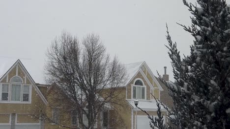 Nieve-En-Cámara-Lenta-Cayendo-Frente-A-Una-Casa-Amarilla