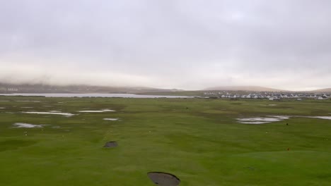 Luftaufnahme-über-Die-Schlammige-Küstenlandschaft-Von-Achill-Island-Vor-Der-Küste-Westirlands-An-Einem-Verregneten-Nachmittag