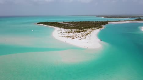 White-sandy-beach-on-an-island-in-Providenciales-in-the-Turks-and-Caicos-archipelago