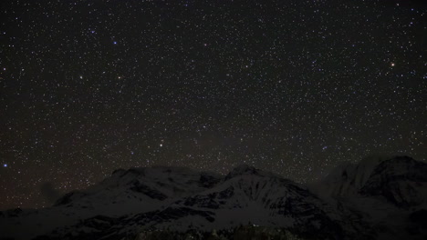 Night-Timelapse-of-Sky-with-Annapurna-Mountain-Range-in-the-foreground-in-Manang,-Nepal