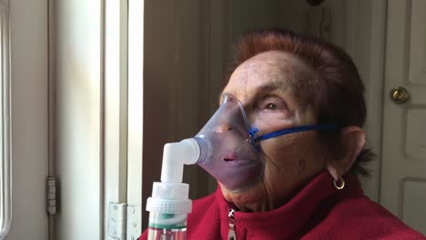Alejarse-De-La-Cara-De-Una-Anciana-Caucásica-Usando-Mascarilla-Para-La-Terapia-De-Inhalación