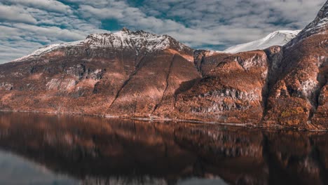 Atemberaubende-Aussicht-Auf-Die-Bergkette,-Die-Sich-über-Den-Hardangerfjord-Erhebt