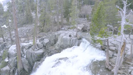 Mann-Sitzt-Am-Rand-Der-Klippe-Neben-Dem-Wasserfall
